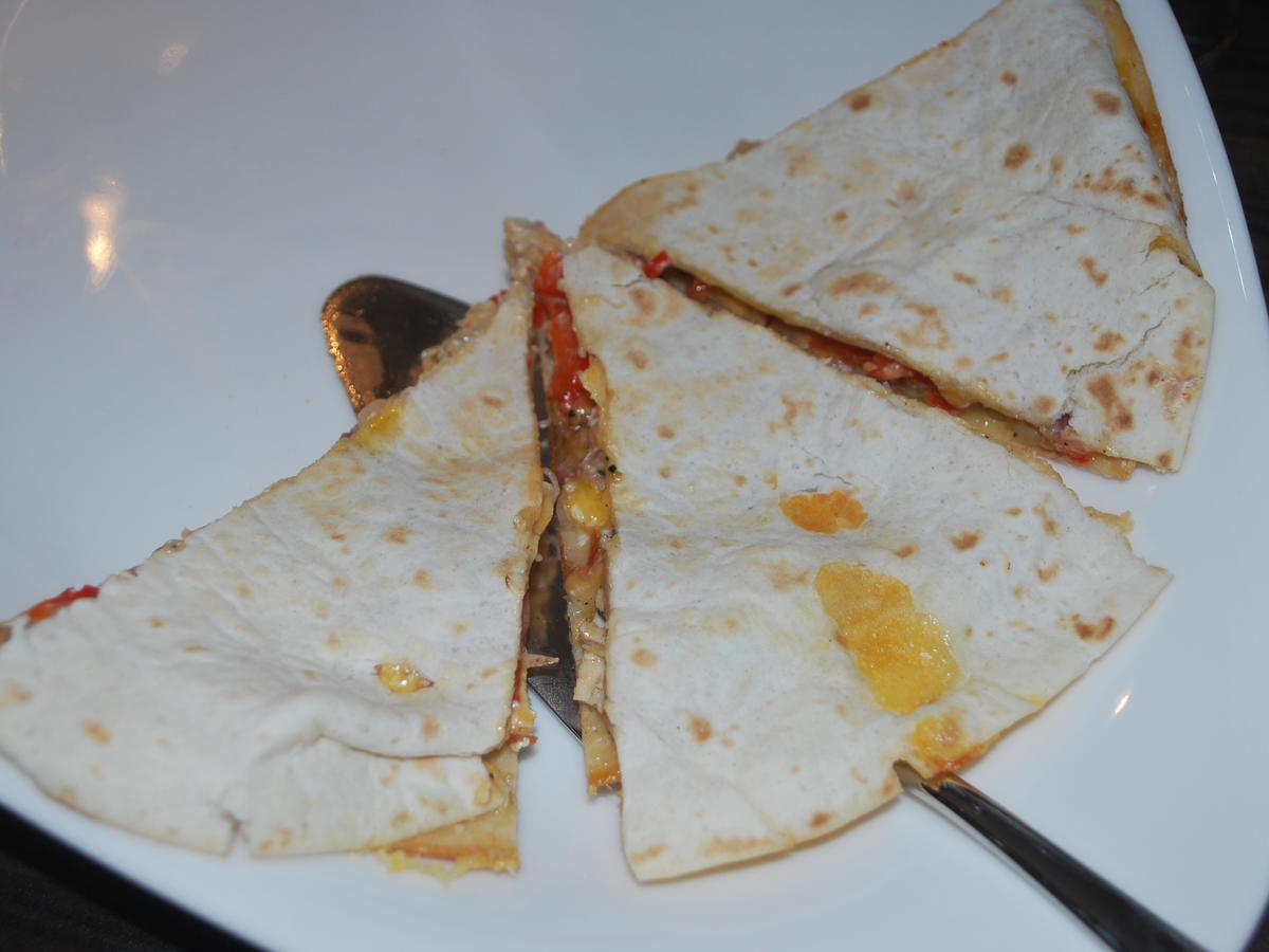 Quesadillas mit Hähnchenstreifen, Paprika und roten Zwiebeln - schnell ...