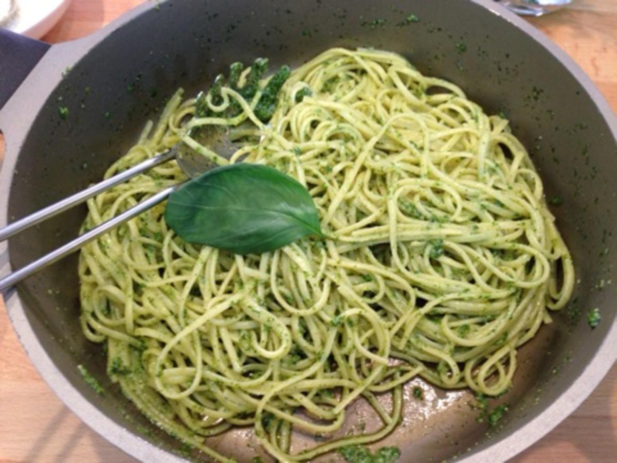 Pasta mit Pesto alla genovese - Rezept mit Video - kochbar.de