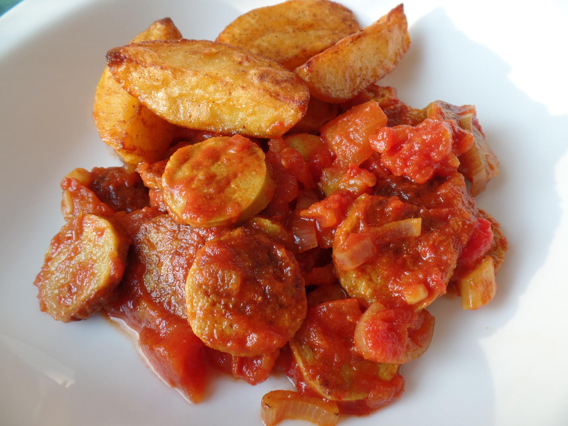Bilder für Currywurst-Gulasch mit Backkartoffeln - Rezept