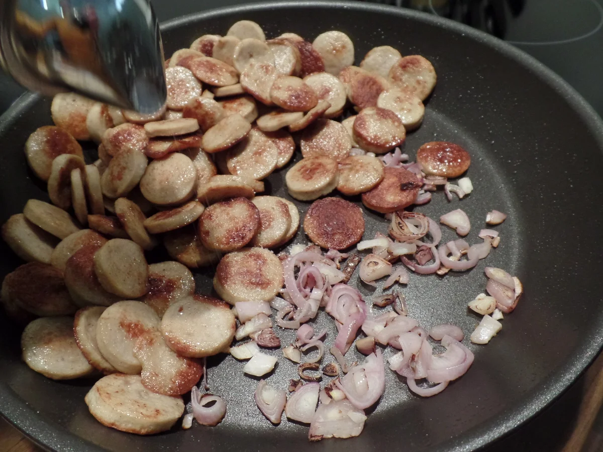 Currywurst-Gulasch mit Backkartoffeln - Rezept - Bild Nr. 4952