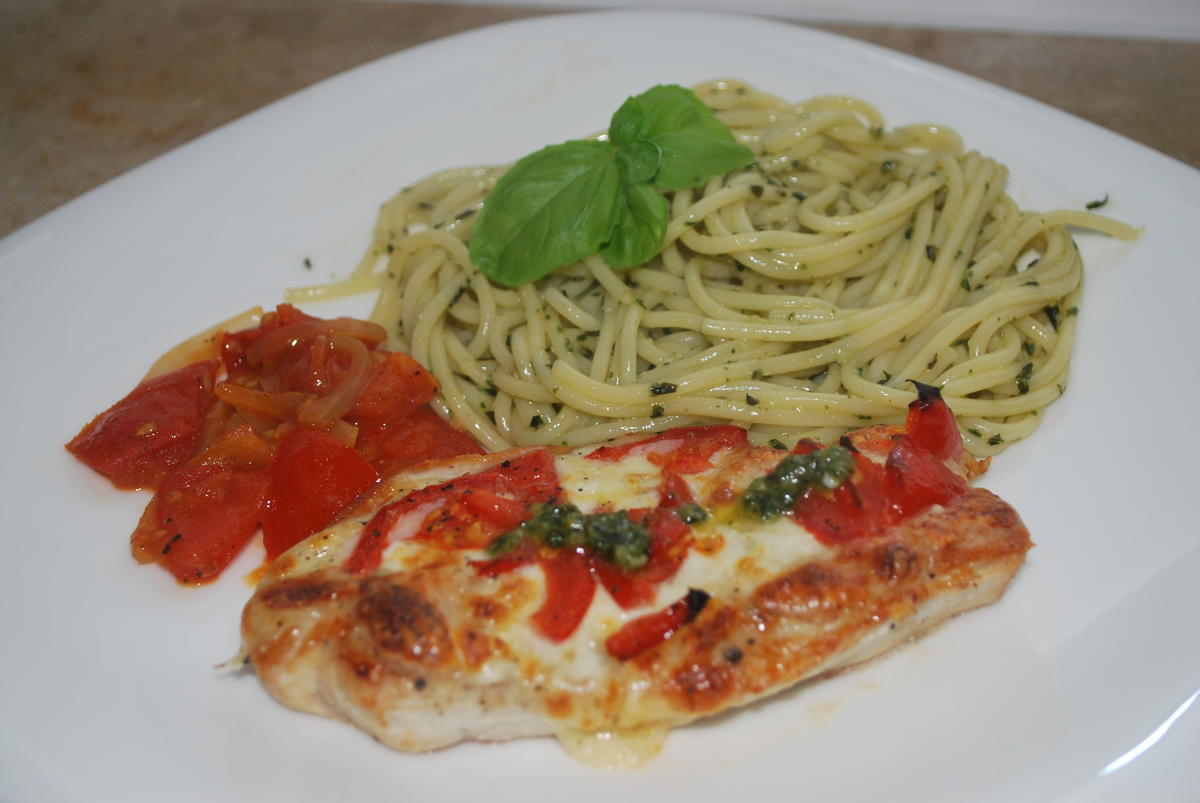 Gratinierte Putenschnitzel-Caprese mit Pesto-Spaghetti und warmen Tomatensalat - Rezept - Bild Nr. 4951