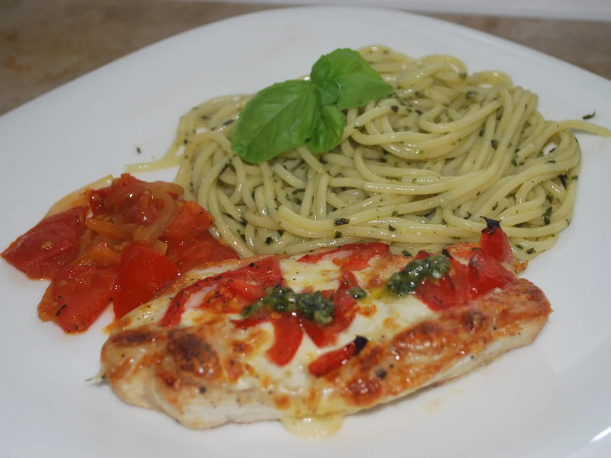 Gratinierte Putenschnitzel-Caprese mit Pesto-Spaghetti und warmen Tomatensalat - Rezept - Bild Nr. 4951