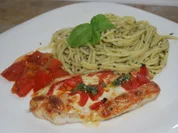 Gratinierte Putenschnitzel-Caprese mit Pesto-Spaghetti und warmen Tomatensalat - Rezept - Bild Nr. 4951