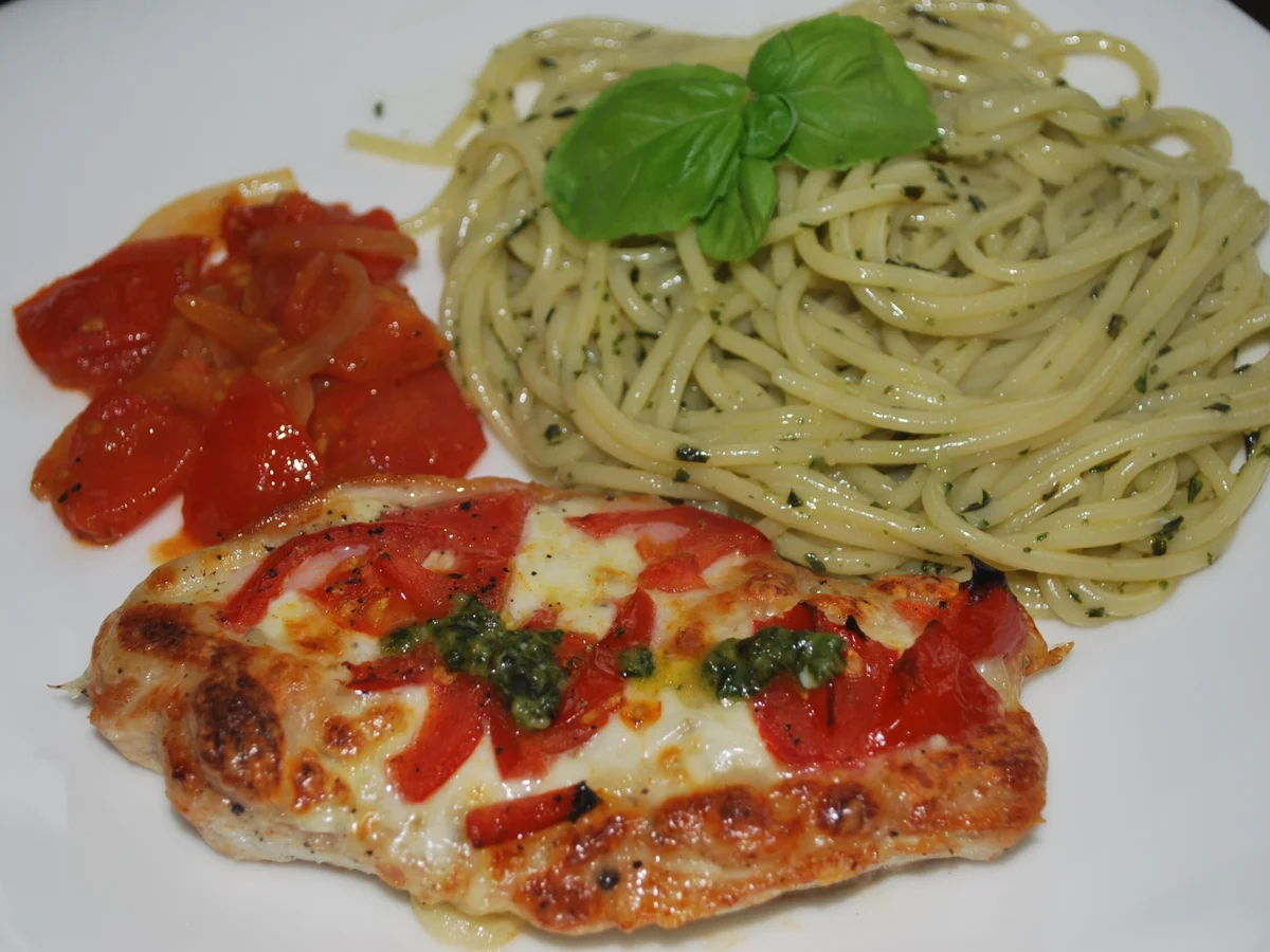 Gratinierte Putenschnitzel-Caprese mit Pesto-Spaghetti und warmen Tomatensalat - Rezept - Bild Nr. 4952