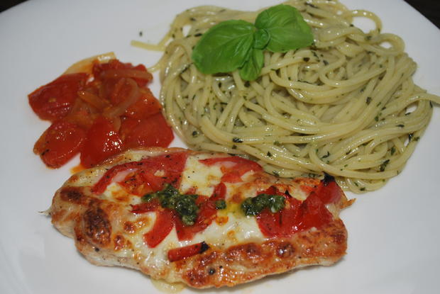Gratinierte Putenschnitzel-Caprese mit Pesto-Spaghetti und warmen ...