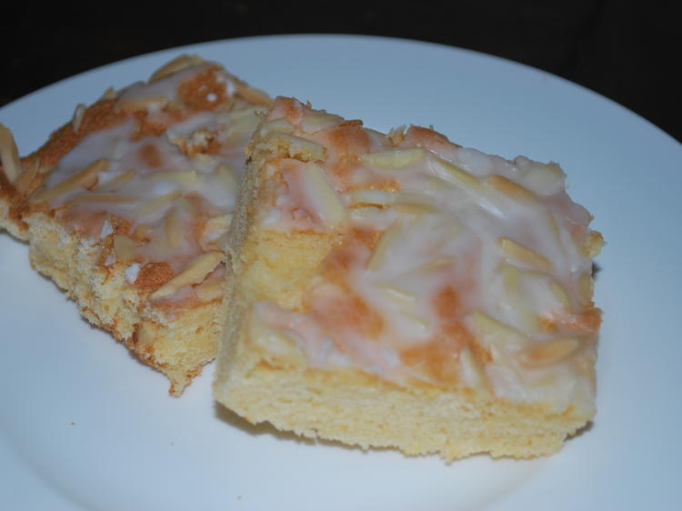 Mandelschnitten Schneller saftiger Blechkuchen - Rezept mit Bild ...