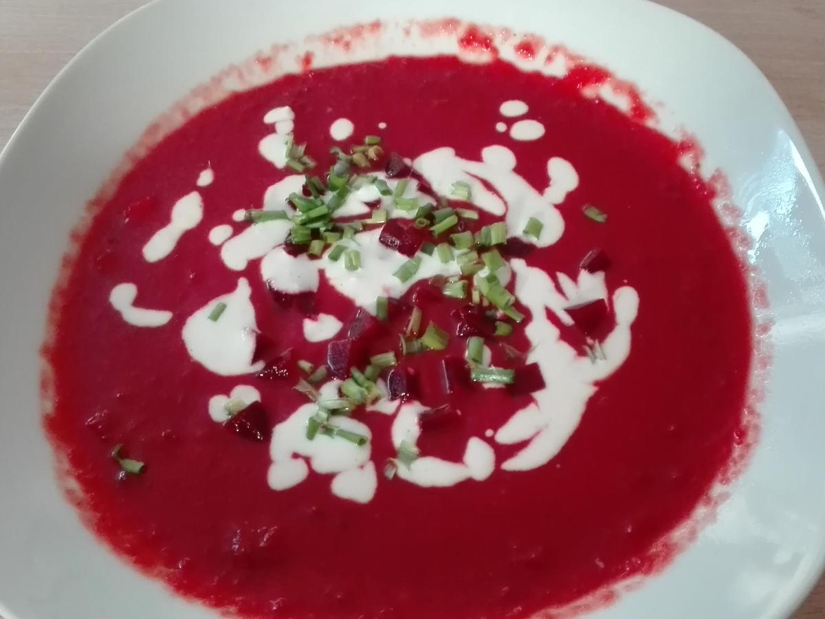 Rote Bete-Pastinaken-Suppe mit Meerrettich - Rezept - kochbar.de