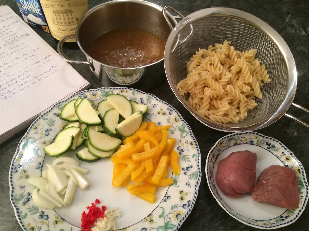 Schweinemedaillons mit Nudeln und buntem Gemüse aus dem Ofen - Rezept - Bild Nr. 5028