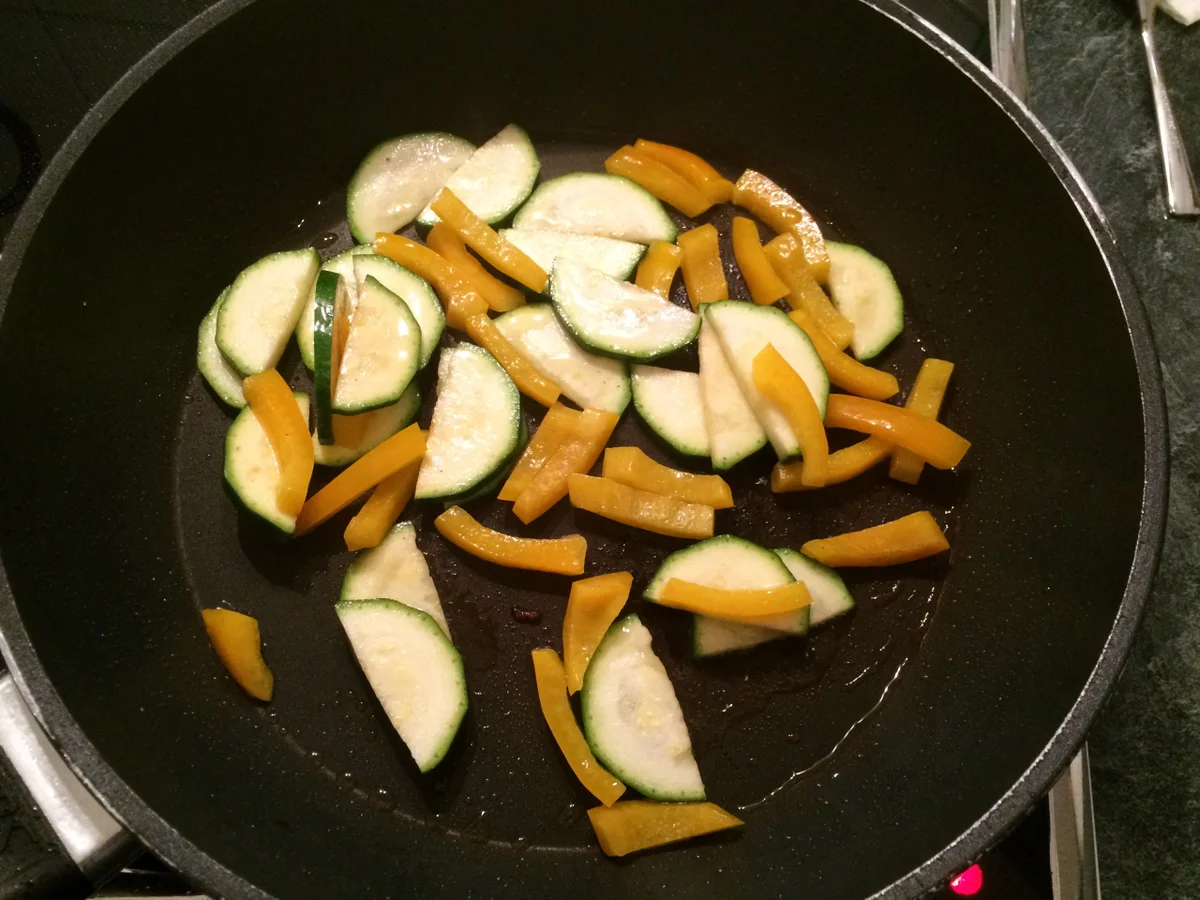 Schweinemedaillons mit Nudeln und buntem Gemüse aus dem Ofen - Rezept - Bild Nr. 5030