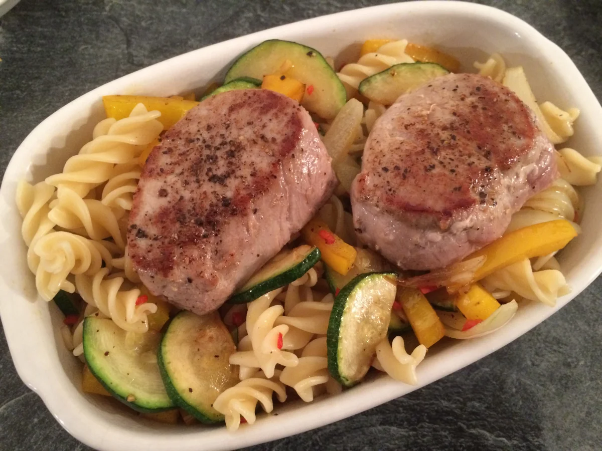 Schweinemedaillons mit Nudeln und buntem Gemüse aus dem Ofen - Rezept - Bild Nr. 5036