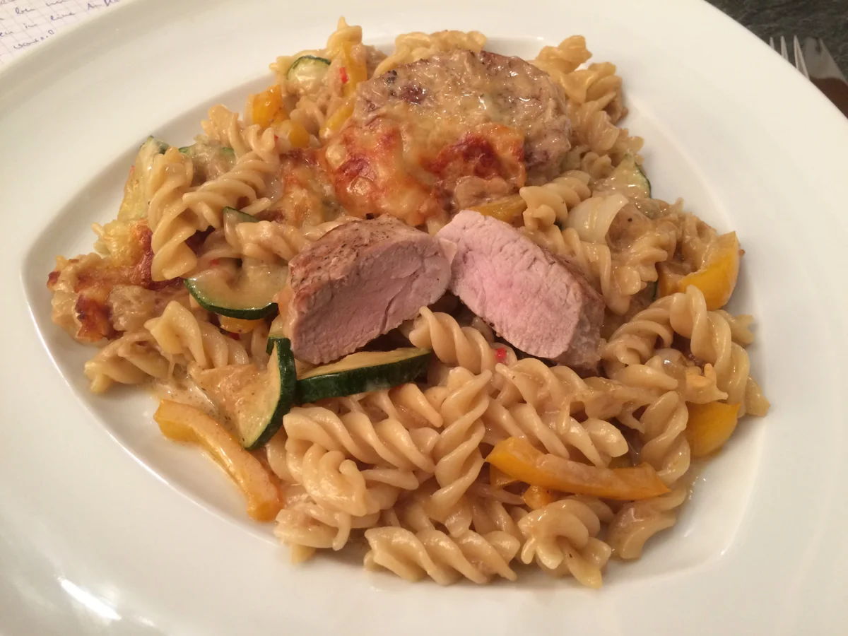 Schweinemedaillons mit Nudeln und buntem Gemüse aus dem Ofen - Rezept - Bild Nr. 5055