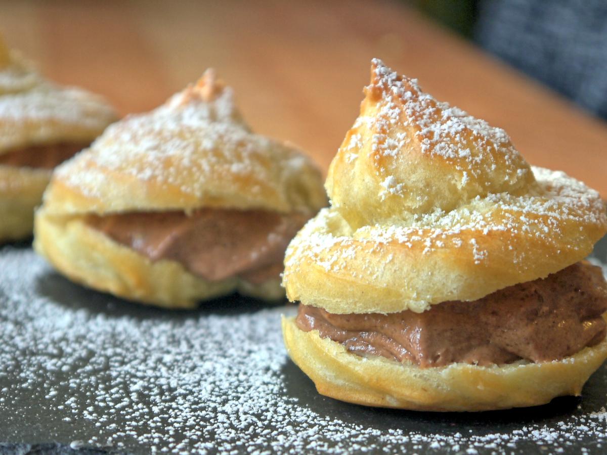 Windbeutel mit Eierlikör-Schokoladen-Füllung - Rezept - kochbar.de