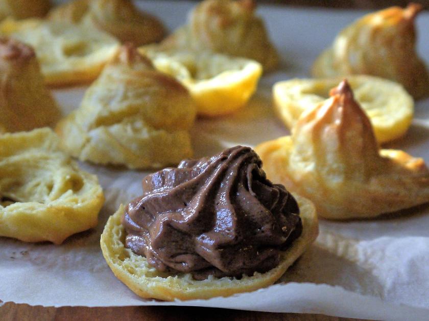 Windbeutel mit Eierlikör-Schokoladen-Füllung - Rezept - kochbar.de