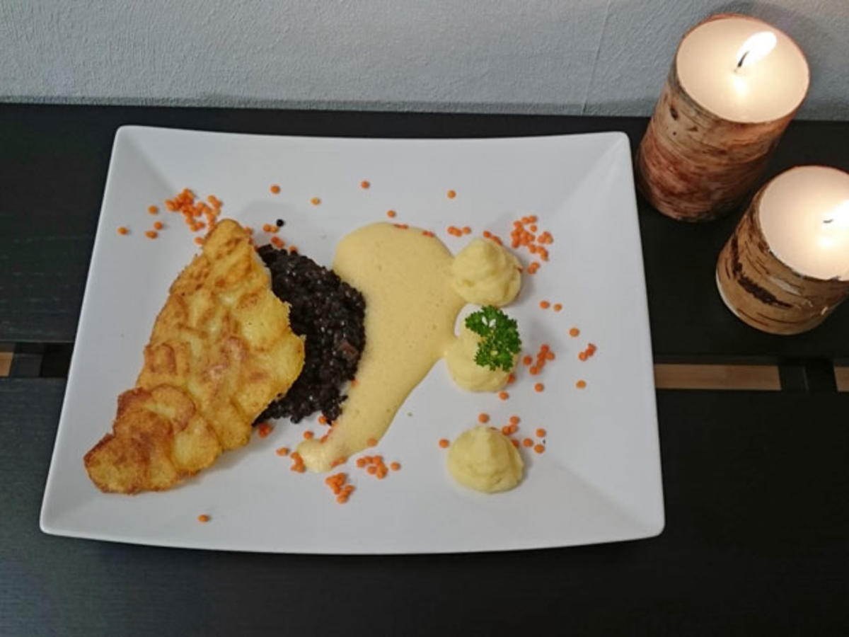 Bilder für Zander mit Kartoffelhaube, Balsamicolinsen und Weinschaum - Rezept