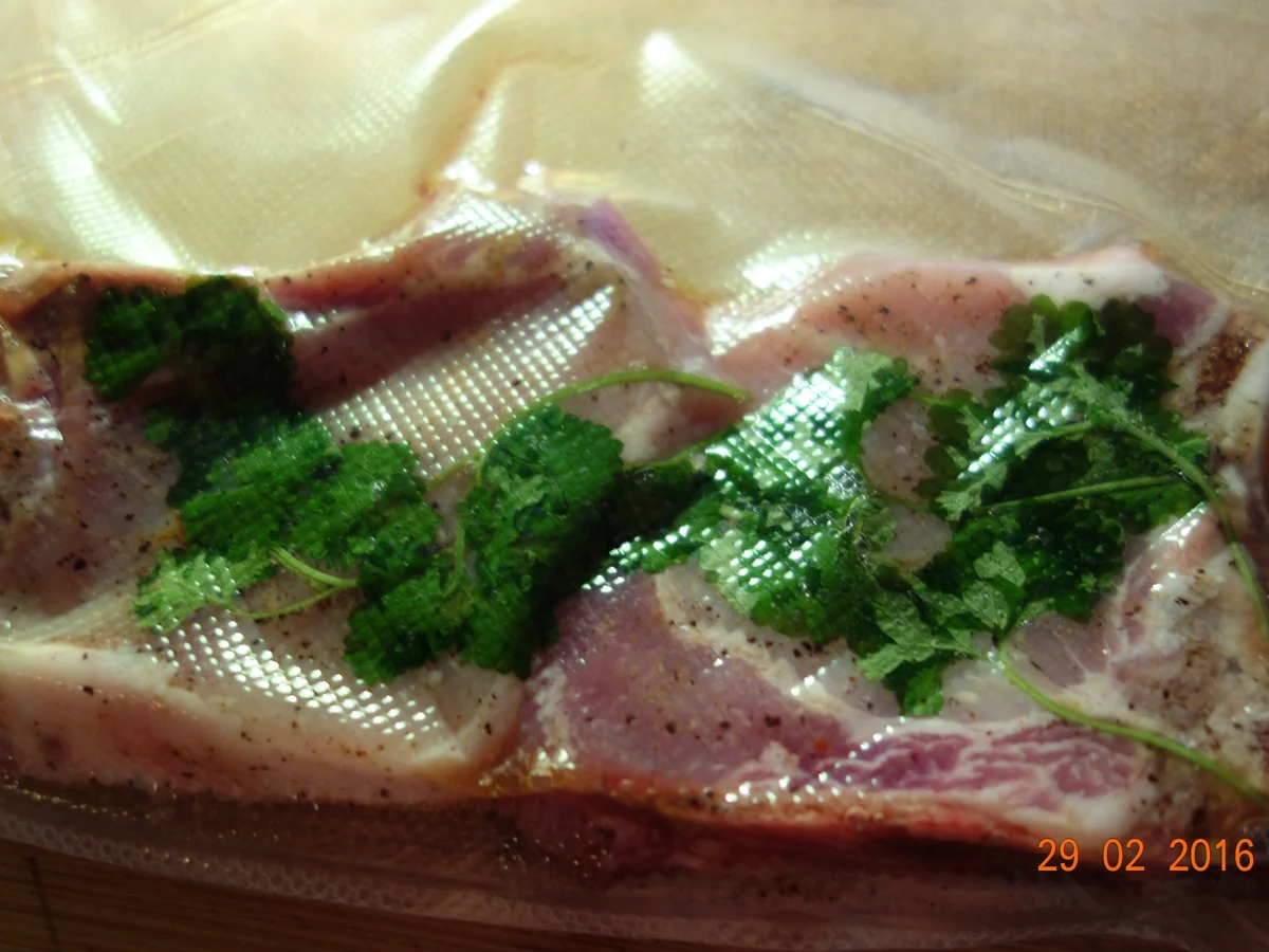 Begrabene Schweinskoteletts mit Knochen; - Rezept - Bild Nr. 5093