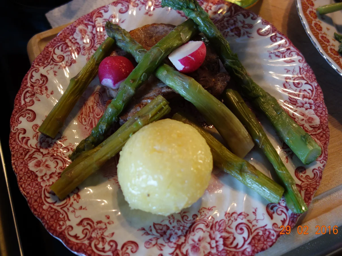 Begrabene Schweinskoteletts mit Knochen; - Rezept - Bild Nr. 5096