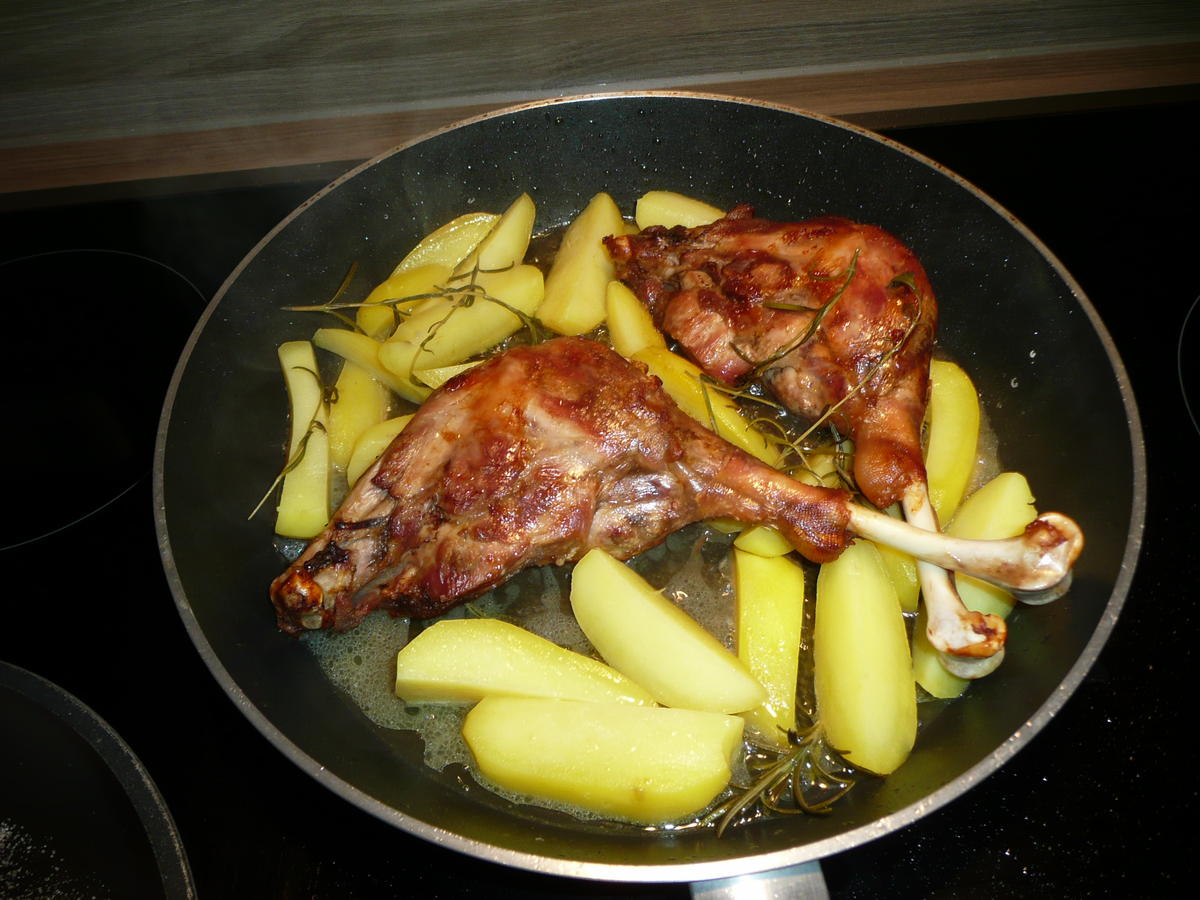Gänsekeulen an Rosmarinkartoffel, kandierten Maronen + Chiccoreesalat - Rezept - Bild Nr. 5125