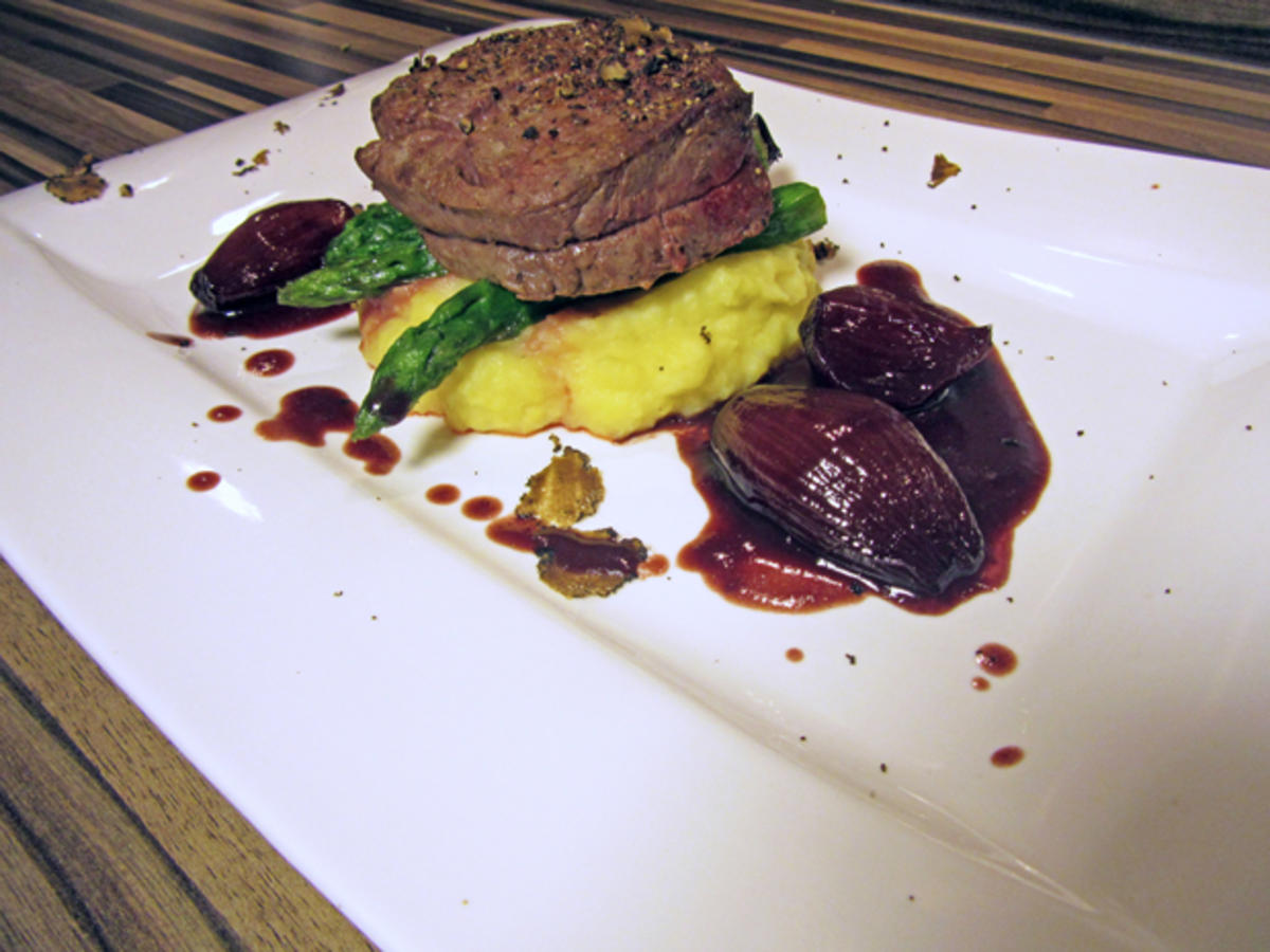 Rinderfilet auf Rotwein Schalotten Butter mit Kartoffelpüree - Rezept ...