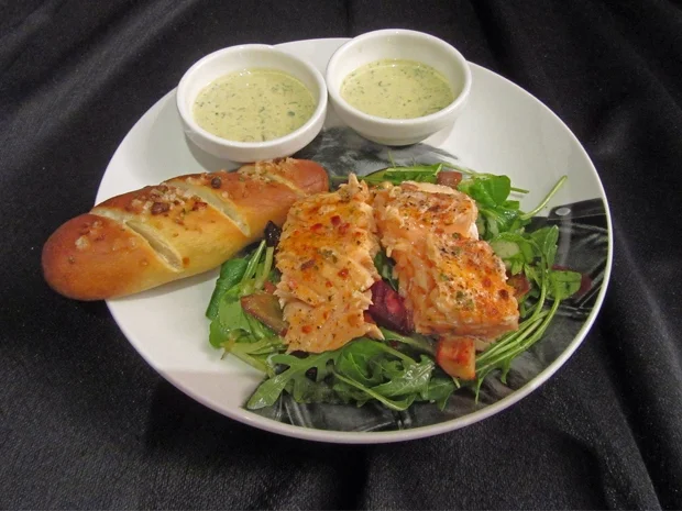 Rezept: Lachs auf Wurzelgemüsesalat dazu Laugenstangen und zwei Dips Bild Nr. 5266 Lachs auf Wurzelgemüsesalat dazu Laugenstangen und zwei Dips - Rezept - Bild Nr. 5266