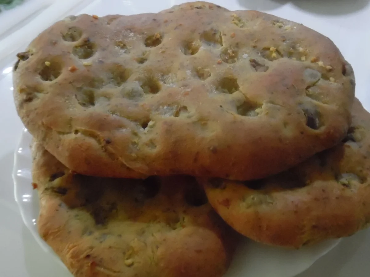 Focaccia mit Kräutern und Oliven - Rezept