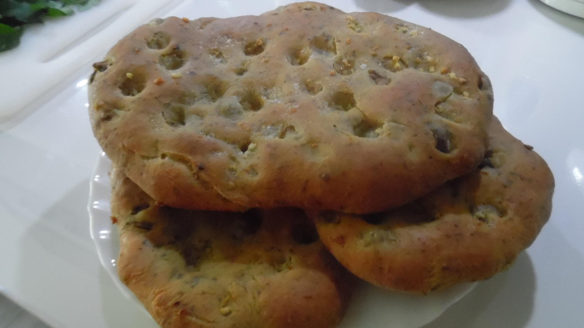 Bilder für Focaccia mit Kräutern und Oliven - Rezept