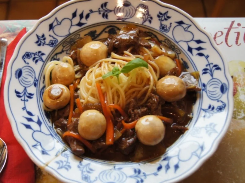 Rinderfilet mit Zwiebeln, Champignons und Spaghetti - Rezept