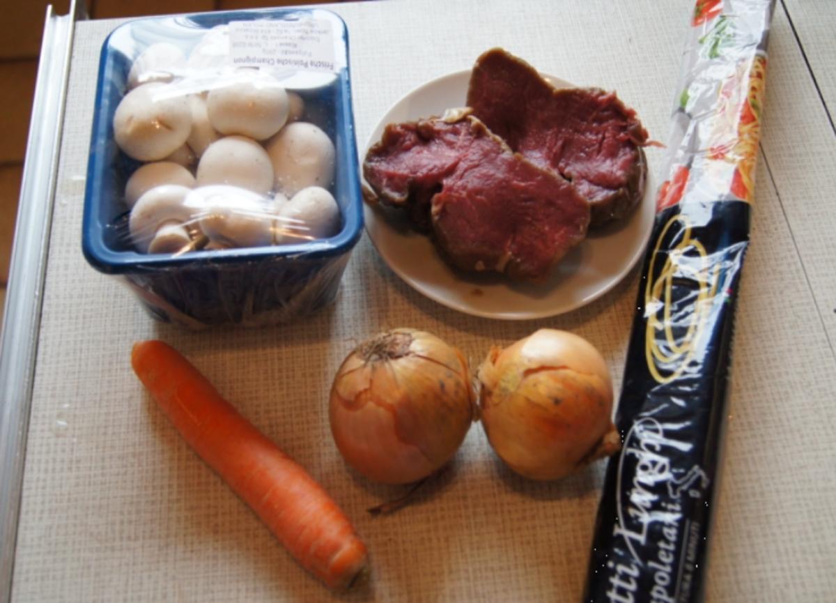 Rinderfilet mit Zwiebeln, Champignons und Spaghetti - Rezept - Bild Nr. 2