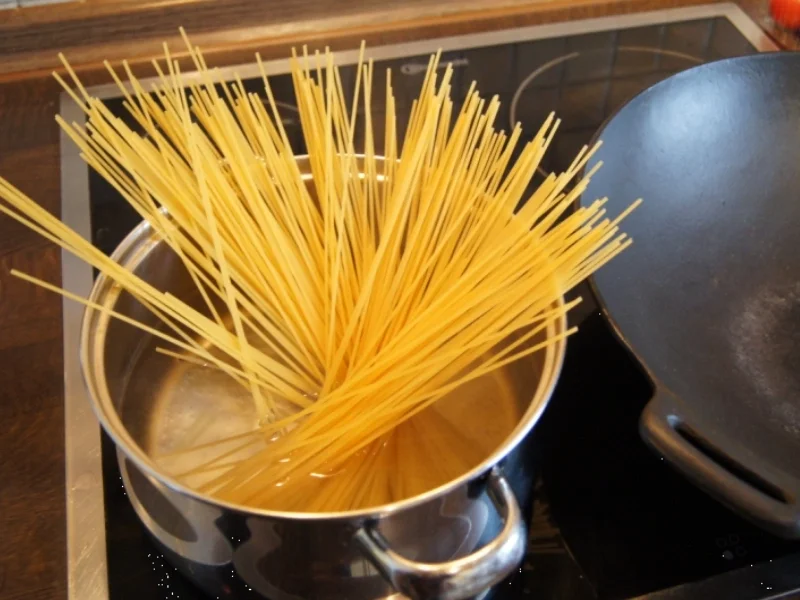 Rinderfilet mit Zwiebeln, Champignons und Spaghetti - Rezept - Bild Nr. 3