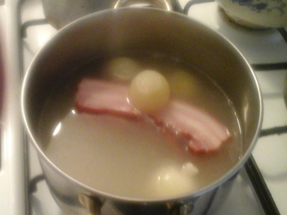 Geräucherter Bauchspeck mit Drillingen und Kohlrabi in Sauce - einfach ...