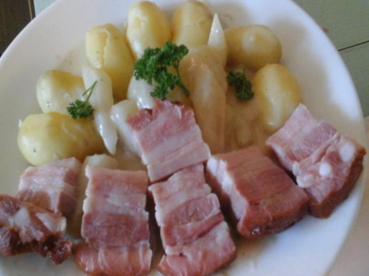 Geräucherter Bauchspeck mit Drillingen und Kohlrabi in Sauce - einfach ...