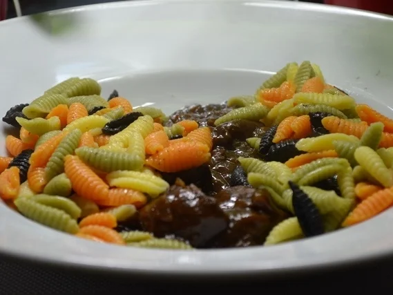 Rezept: Bunte Pasta mit süss-saurem Rind à la Biggi Bunte Pasta mit süss-saurem Rind à la Biggi - Rezept