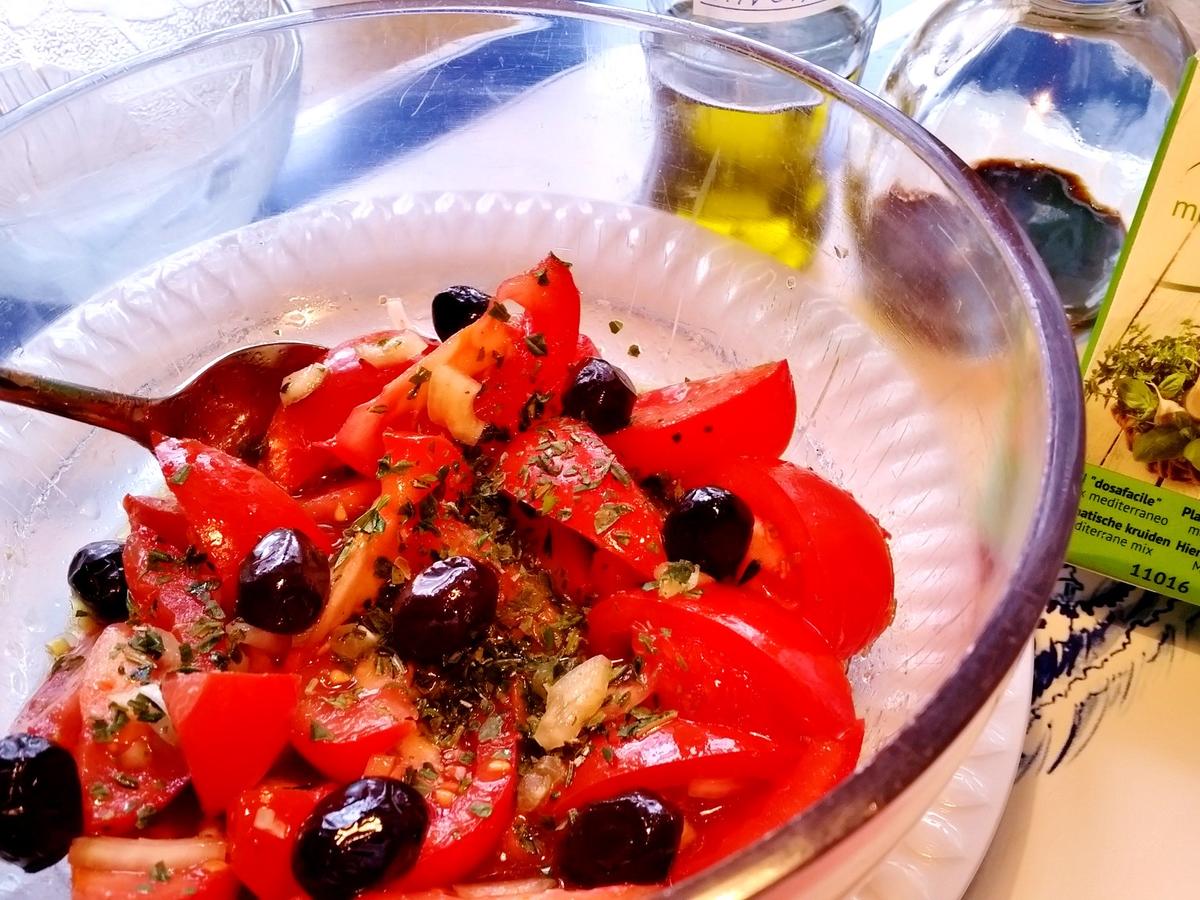 Tomatensalat auf mediterrane Art - Rezept - kochbar.de