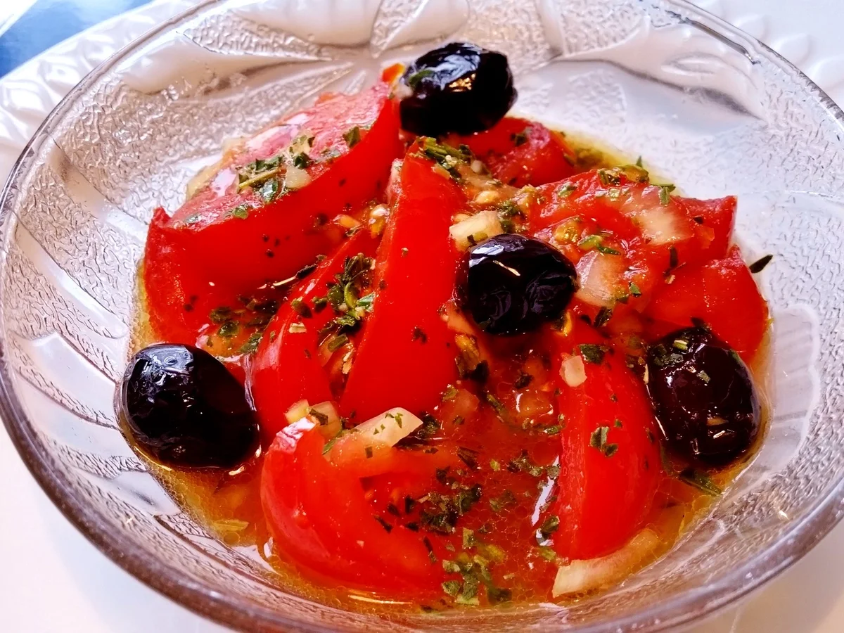 Rezept: Tomatensalat auf mediterrane Art Bild Nr. 3 Tomatensalat auf mediterrane Art - Rezept - Bild Nr. 3