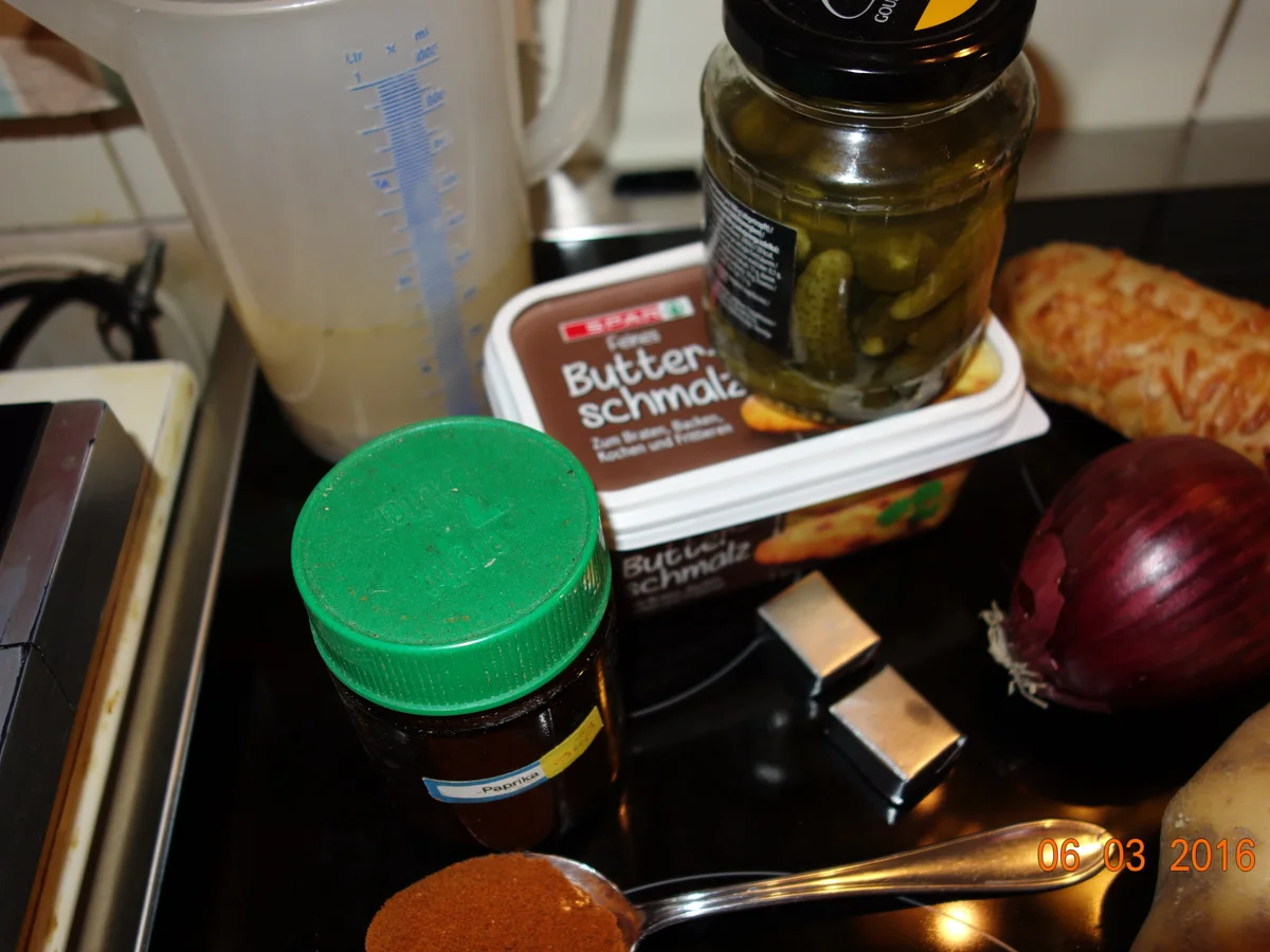 Erdäpfelgulasch nach Waltl`s Art und Weise; - Rezept - Bild Nr. 2