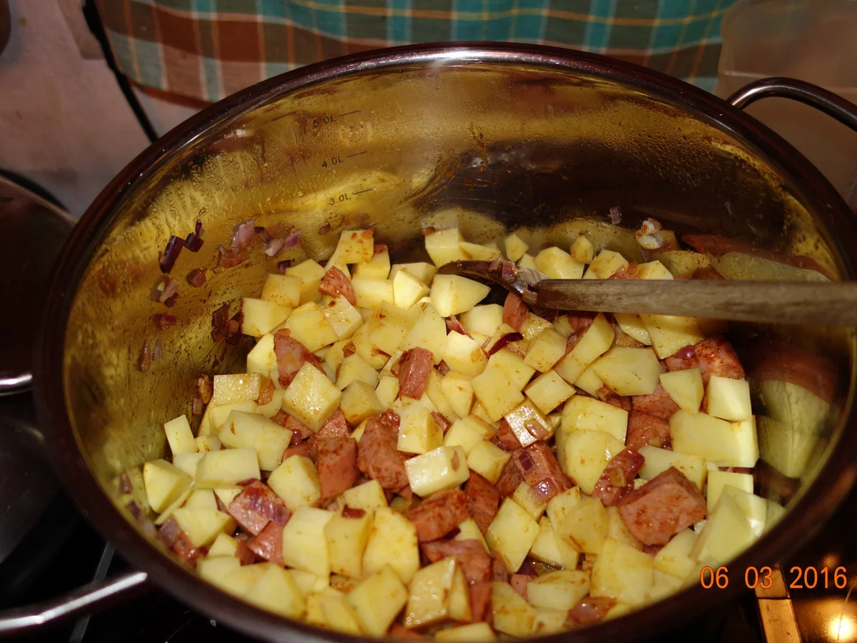 Erdäpfelgulasch nach Waltl`s Art und Weise; - Rezept - Bild Nr. 9