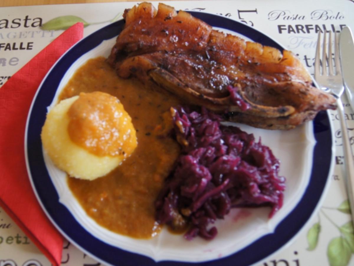 Schweineschulterbraten mit Sauce, Thüringer Knödel und Rotkohl - Rezept ...