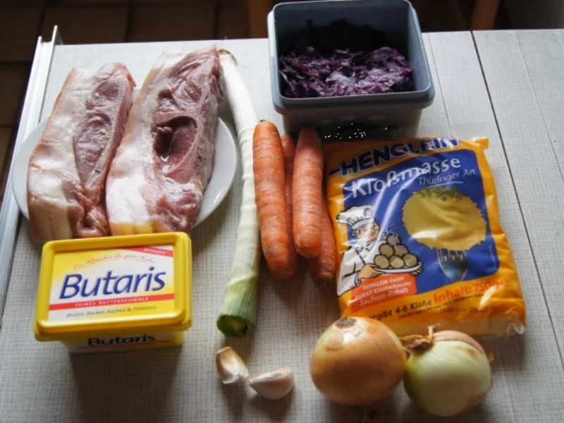 Schweineschulterbraten mit Sauce, Thüringer Knödel und Rotkohl - Rezept - Bild Nr. 2