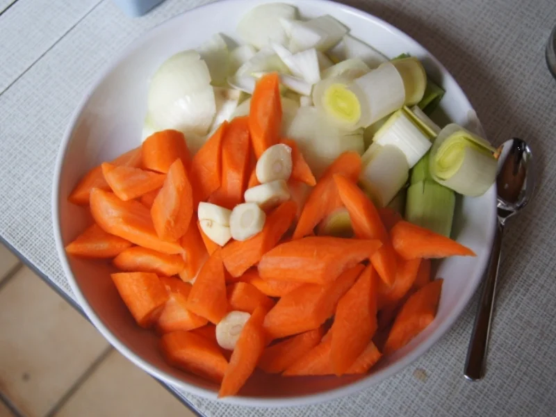 Schweineschulterbraten mit Sauce, Thüringer Knödel und Rotkohl - Rezept - Bild Nr. 3
