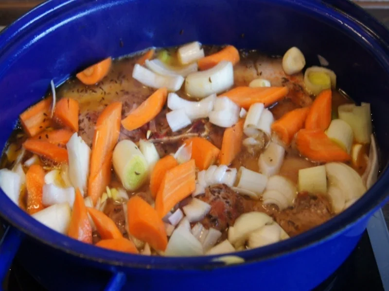 Schweineschulterbraten mit Sauce, Thüringer Knödel und Rotkohl - Rezept - Bild Nr. 7