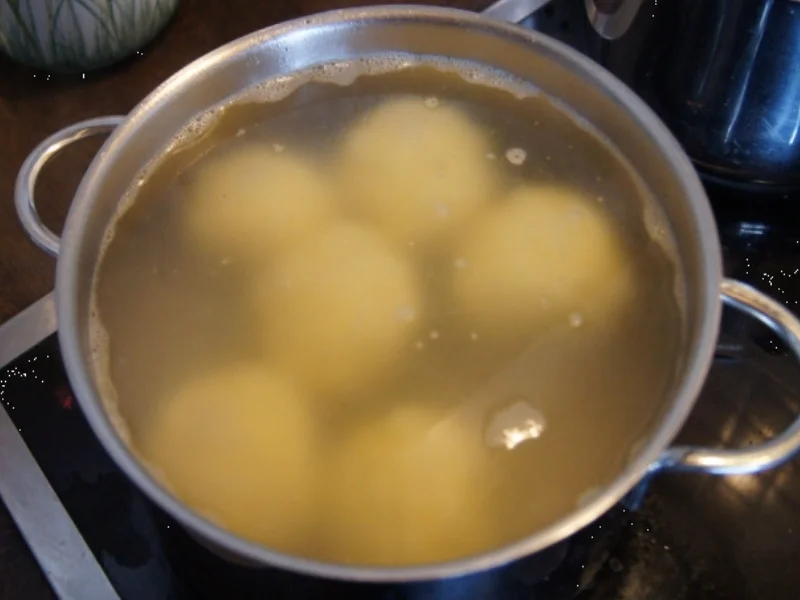 Schweineschulterbraten mit Sauce, Thüringer Knödel und Rotkohl - Rezept - Bild Nr. 11