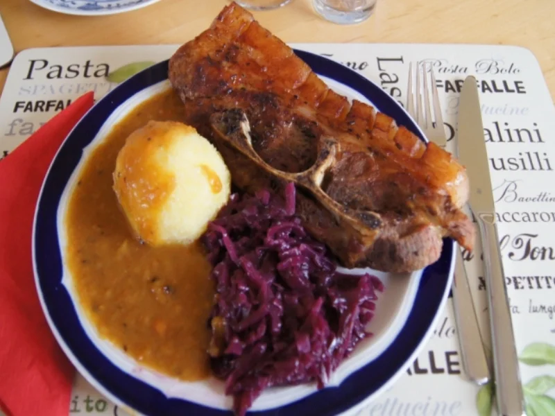 Schweineschulterbraten mit Sauce, Thüringer Knödel und Rotkohl - Rezept - Bild Nr. 13