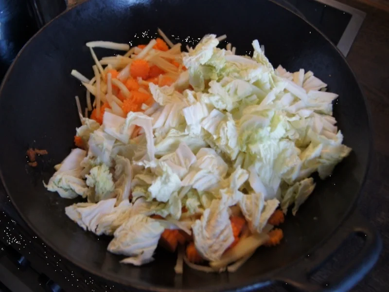 Hähnchenbrustfilet im Bierteig auf Gemüse und Mie-Nudeln - Rezept - Bild Nr. 15