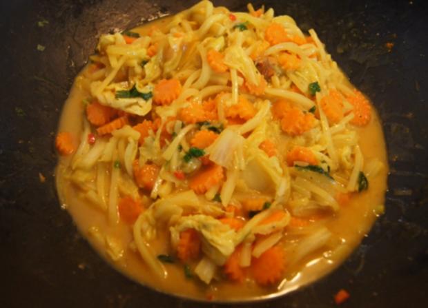 Hähnchenbrustfilet im Bierteig auf Gemüse und Mie-Nudeln - Rezept ...