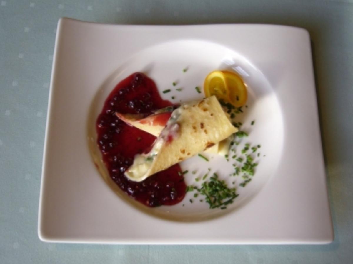 Crêpe mit Preiselbeersoße gefüllt mit Camembert und Schnittlauch ...
