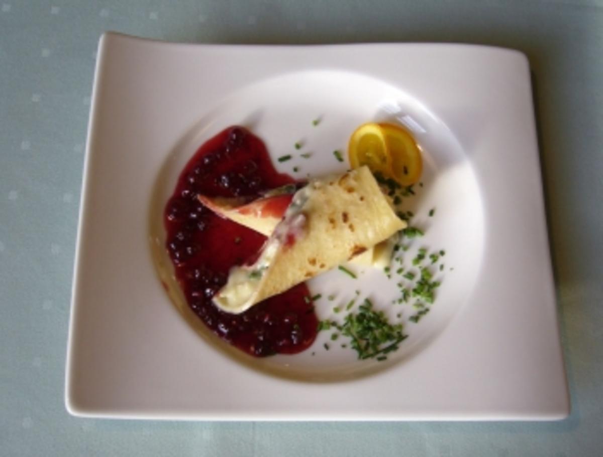 Bilder für Crêpe mit Preiselbeersoße gefüllt mit Camembert und Schnittlauch - Rezept