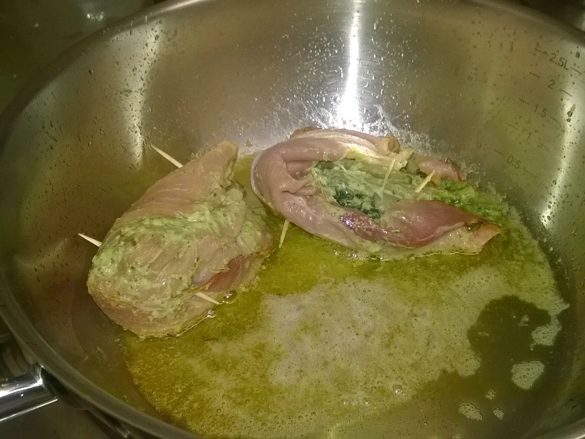 Rezept: Goldbuttfilets-Röllchen (Scholle) mit Mangold und Rucolasauce im Rohschinkenmantel Bild Nr. 6 Goldbuttfilets-Röllchen (Scholle) mit Mangold und Rucolasauce im Rohschinkenmantel - Rezept - Bild Nr. 6