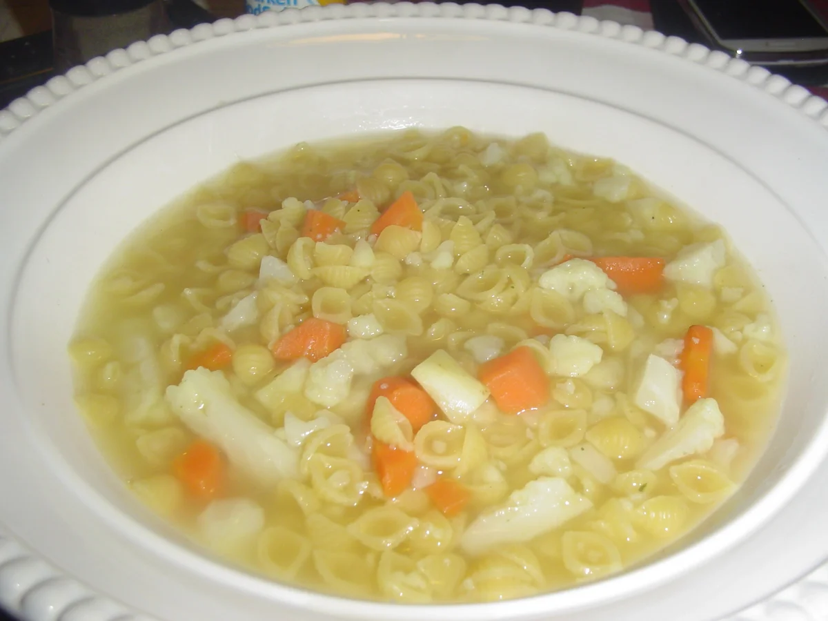 Rezept: Ganz einfache und schnelle Nudelsuppe Bild Nr. 2 Ganz einfache und schnelle Nudelsuppe - Rezept - Bild Nr. 2