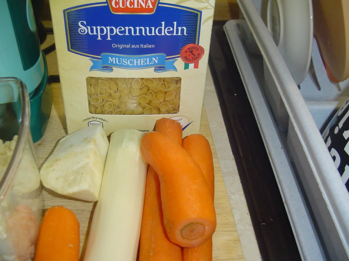 Rezept: Ganz einfache und schnelle Nudelsuppe Bild Nr. 3 Ganz einfache und schnelle Nudelsuppe - Rezept - Bild Nr. 3