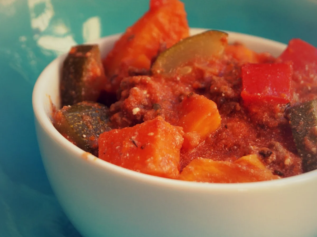 Rezept: Pikanter Zucchini-Hackfleisch-Topf mit Ajvar Pikanter Zucchini-Hackfleisch-Topf mit Ajvar - Rezept