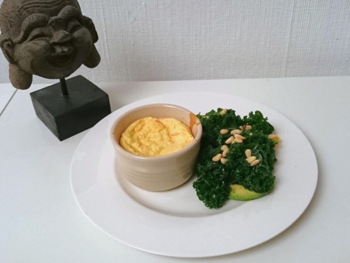 Lachs-Soufflé und Kale Salad (mit Avocado, Pinienkernen und Mango) - Rezept